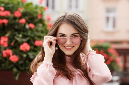Frischer Blick mit Sonnenbrille in Essener City