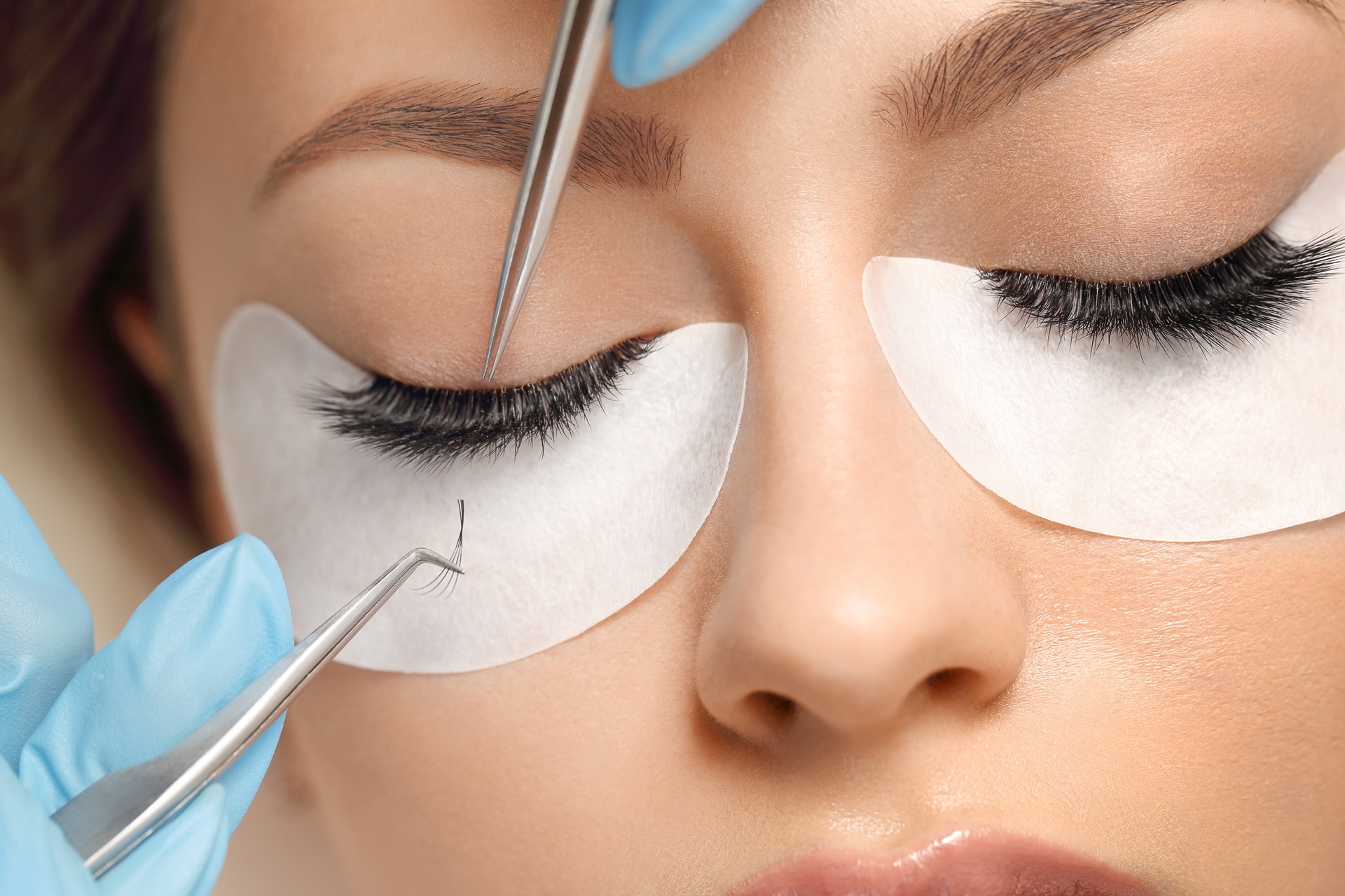 Detailaufnahme Wimpernbehandlung mit Pinzette | Browlift in Essen  